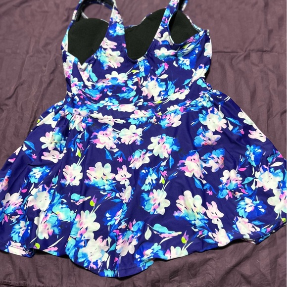 New xl one- piece swimsuit- perfect for summer, the pool, and more - Picture 10 of 10